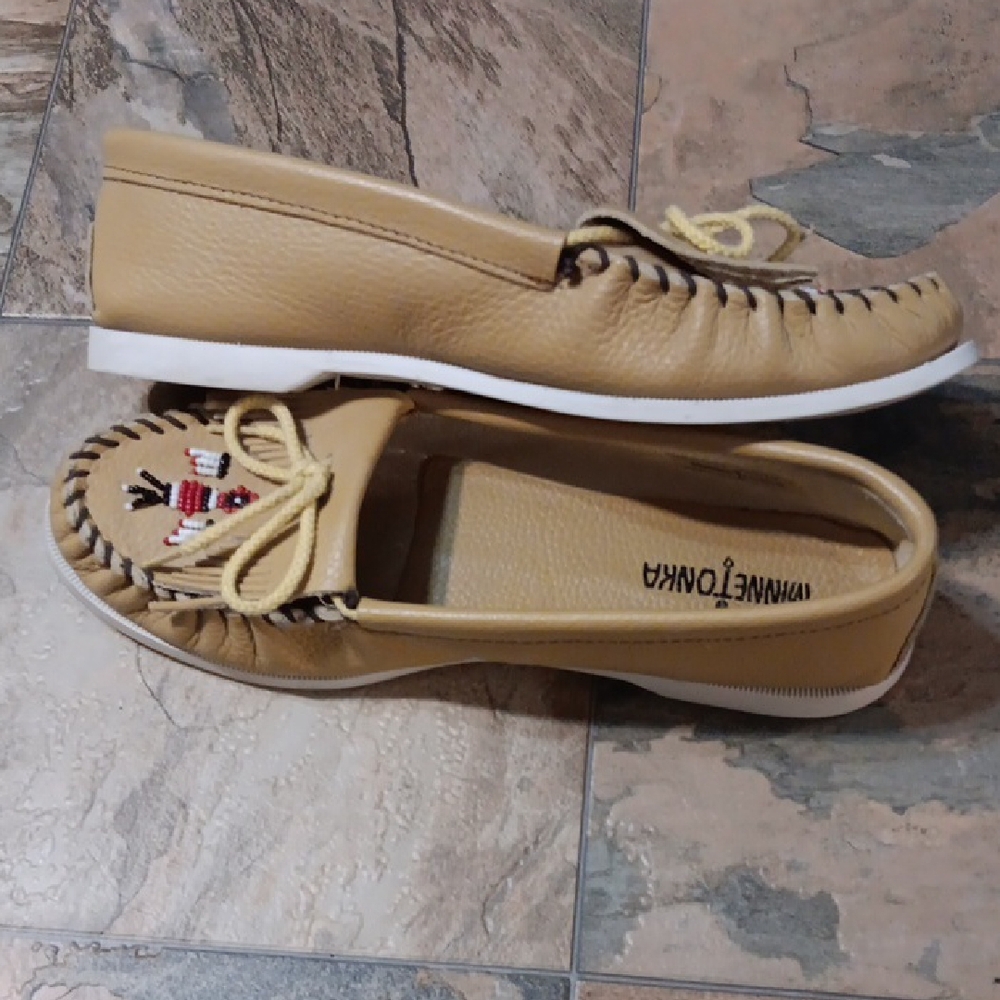 Women's Minnetonka Beaded Thunderbird Moccasins - Picture 7 of 7